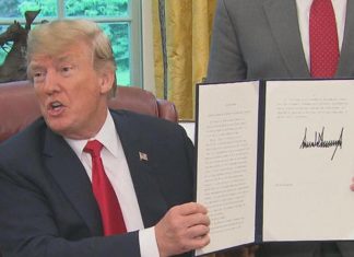 Trump signs executive order to end family separations (Details)