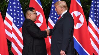 North Korea&#39;s leader Kim Jong Un (L) shakes hands with US President Donald Trump (R) at the start of their historic US-North Korea summit, at the Capella Hotel on Sentosa island in Singapore on June 12, 2018. - Donald Trump and Kim Jong Un have become on June 12 the first sitting US and North Korean leaders to meet, shake hands and negotiate to end a decades-old nuclear stand-off