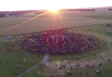 Summer solstice: Thousands gather at Stonehenge for longest day (Details)