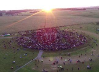 Summer solstice: Thousands gather at Stonehenge for longest day (Details)