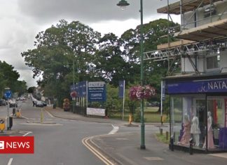 Horse-drawn carriage crashes into Ascot shop (Details)