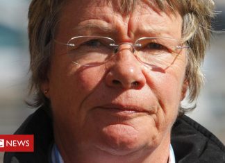 Gosport hospital deaths: Who is Dr Jane Barton? (Details)