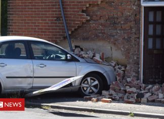 Car crashes into lounge of Southampton house (Details)