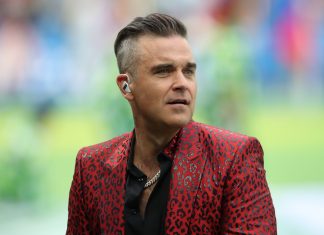 Robbie Williams explains what he meant with middle finger gesture at World Cup (News)