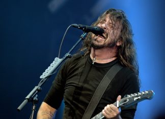 Thousands of Foo Fighters fans stuck outside Manchester show after their tickets were rejected (News)