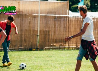 Peter Crouch plays football at Isle Of Wight Festival (News)