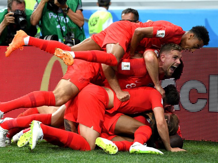 Harry Kane was mobbed by his teammates after his late winner