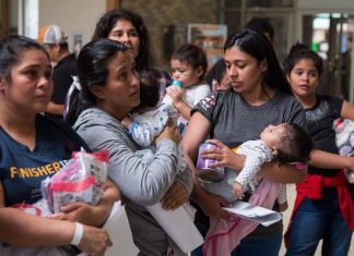 Trump bows to political pressure with executive order rolling back family separations (Details)