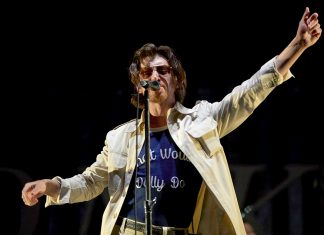 Here’s Arctic Monkeys playing ‘The Ultracheese’ live for the first time (News)