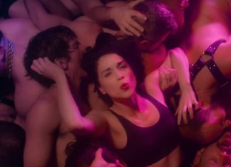 Watch St Vincent rave through a gay club in new video for ‘Fast Slow Disco’ (News)