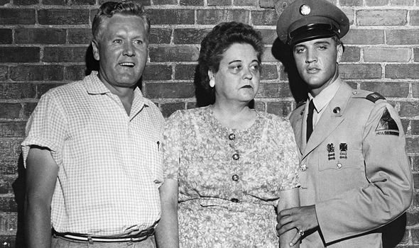 Elvis enlists in the army